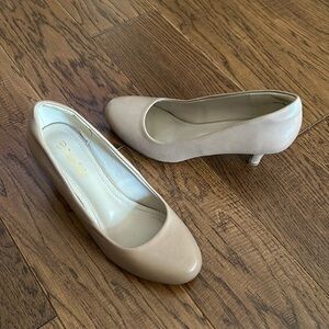 Round toed pumps